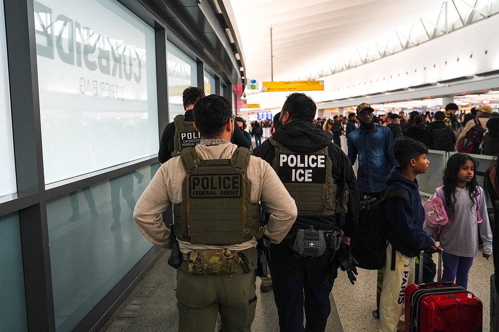 ICE officers go to TSA checkpoints at Trump's direction, while long ...