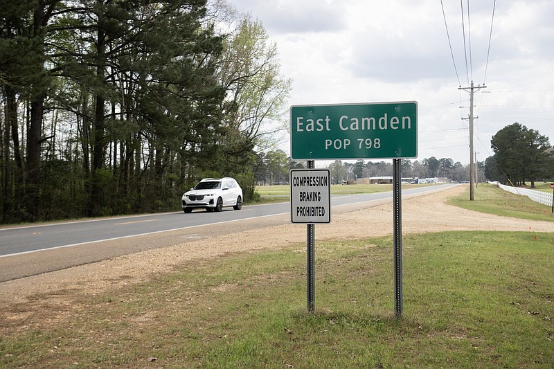पूर्वी कैमडेन की पूर्वी शहर सीमा पर हसी रोड पर एक चिन्ह बुधवार, 25 मार्च, 2026 को आगंतुकों का स्वागत करता है। पूर्वी कैमडेन में सड़कों का नाम अमेरिकी नौसेना के अधिकारियों के नाम पर रखा गया था, जो औआचिटा और कैलहौन काउंटी में शुमेकर नौसेना गोला बारूद डिपो में काम करते थे; नौसेना द्वारा क्षेत्र में अपनी शूमेकर की आखिरी हिस्सेदारी बेचने के बाद ईस्ट कैमडेन को शामिल किया गया था। (अर्कांसस डेमोक्रेट-गजट/एडम वोगलर)