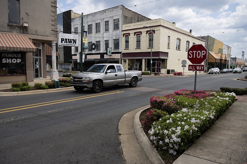 बुधवार, 25 मार्च, 2026 को कैमडेन में एडम्स एवेन्यू और वाशिंगटन स्ट्रीट के चौराहे से एक ट्रक गुजरता है। (अर्कांसस डेमोक्रेट-गजट/एडम वोगलर)