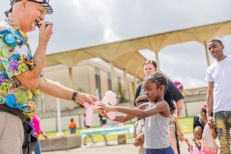 Pine Bluff Police Easter egg hunt draws hundreds