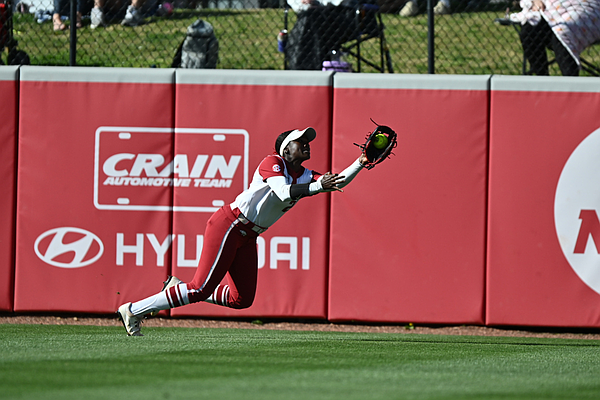 LIVE SCORE UPDATES & ANALYSIS: Arkansas softball vs. Auburn Game 1