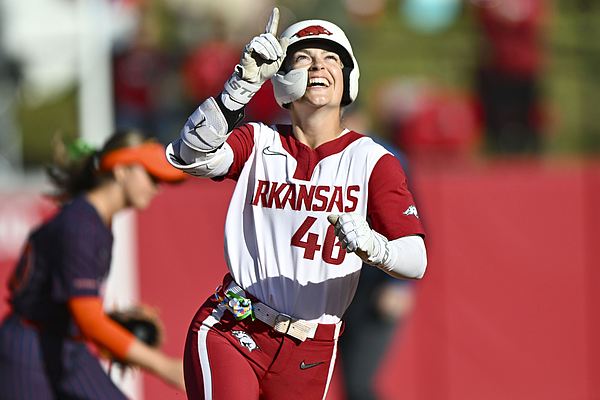 Arkansas softball cruises past Auburn in Game 1