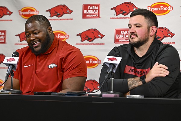 Arkansas football signs junior college offensive lineman
