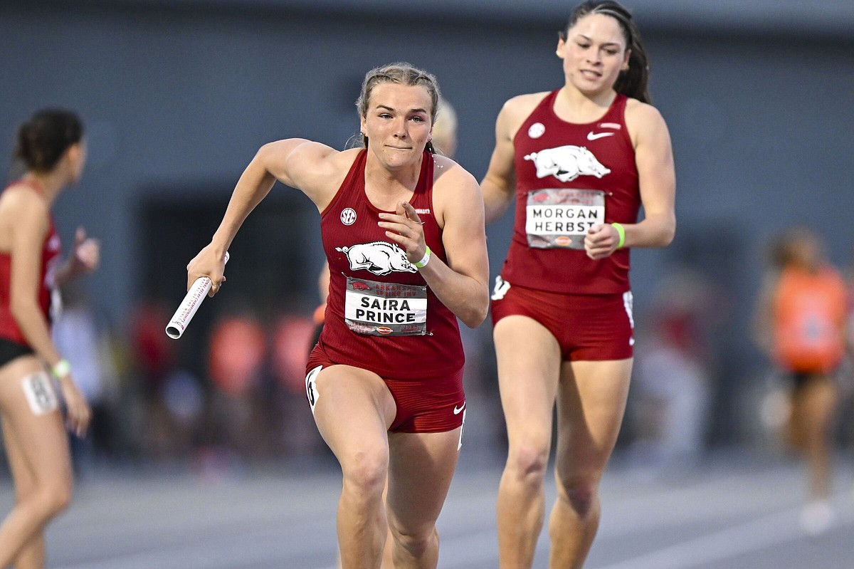 Arkansas men’s track relay teams break meet records in first outdoor races