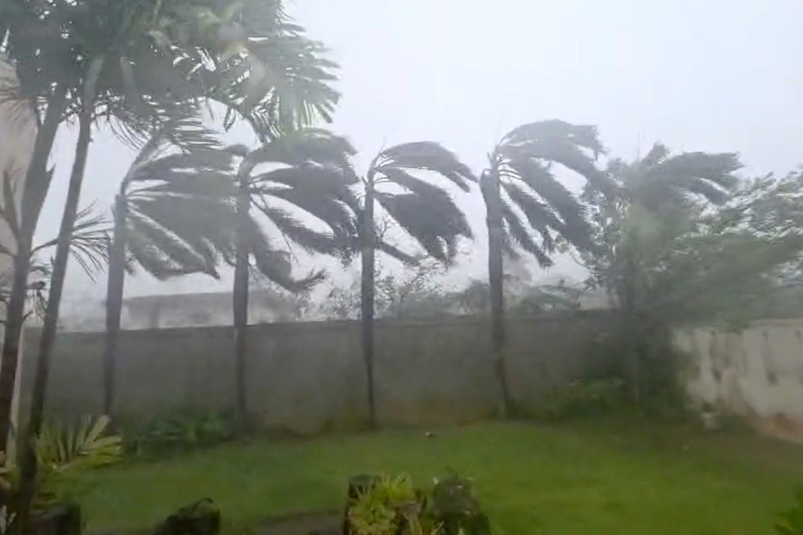 Super Typhoon Sinlaku pounds remote US islands in the Pacific Ocean ...