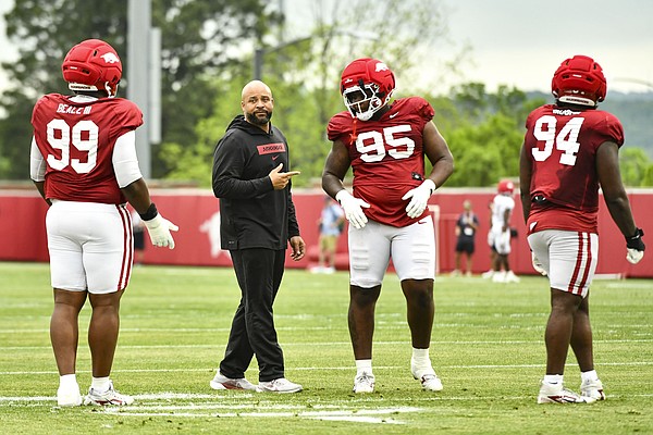Arkansas defensive line does some goal-line stuffing in Thursday practice