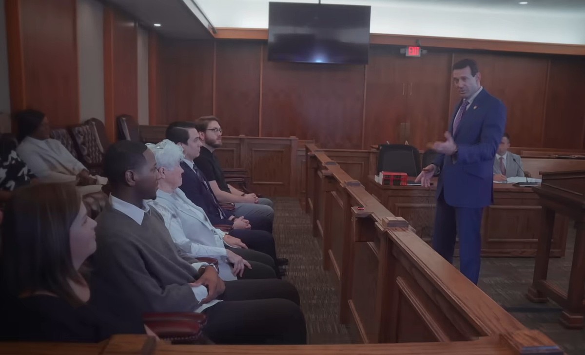 Arkansas Ethics Commission dismisses complaints over campaign video filmed in courtroom during office hours