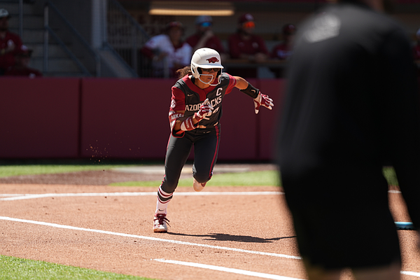 LIVE SCORE UPDATES & ANALYSIS: Arkansas softball at Oklahoma Game 3