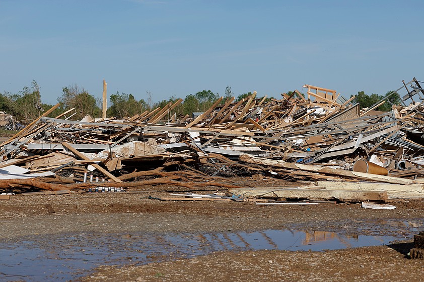 Violent tornado tears through Oklahoma town, damaging 40 homes but ...