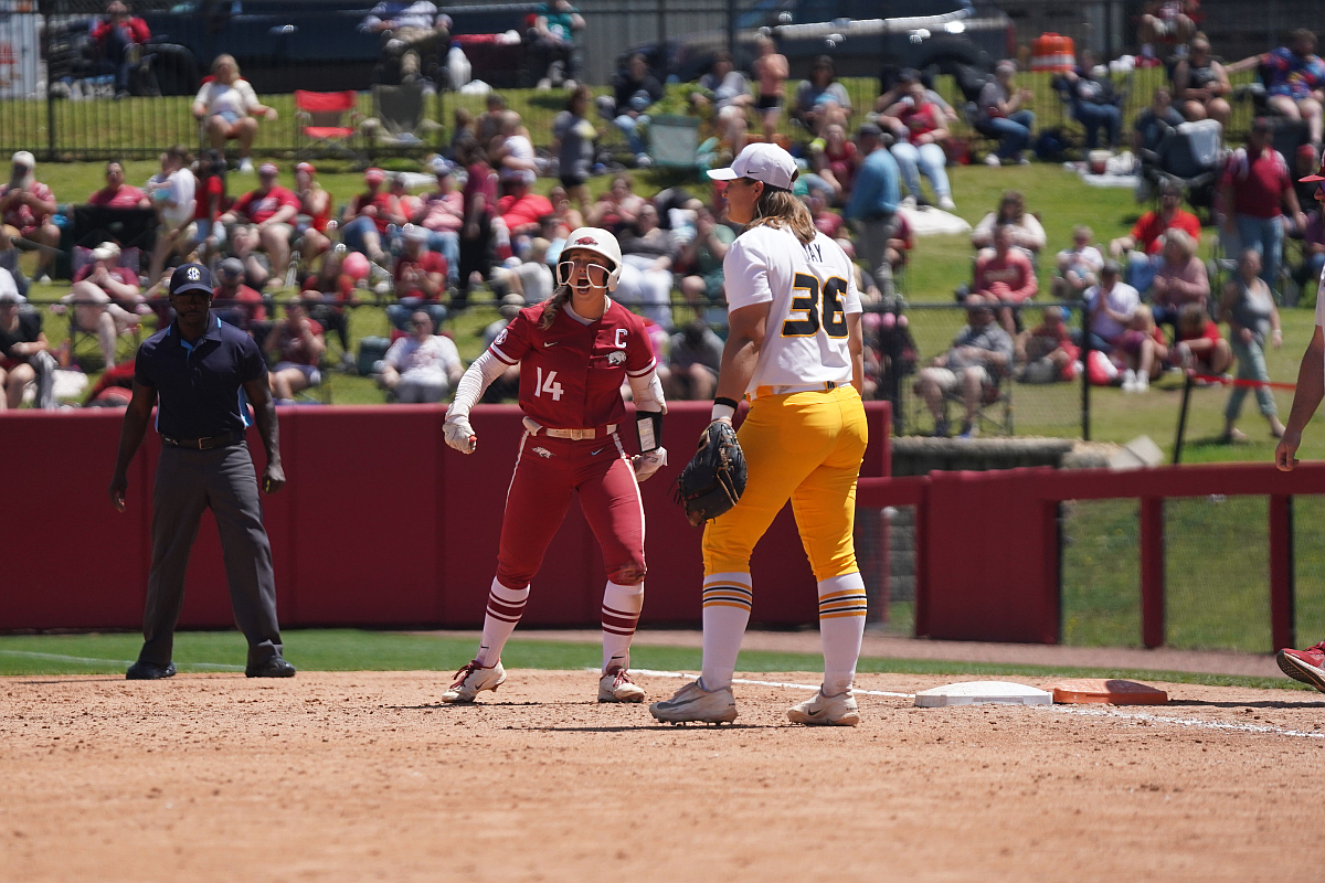 No. 6 Arkansas softball starts slow, finishes strong in Game 2 win against Missouri