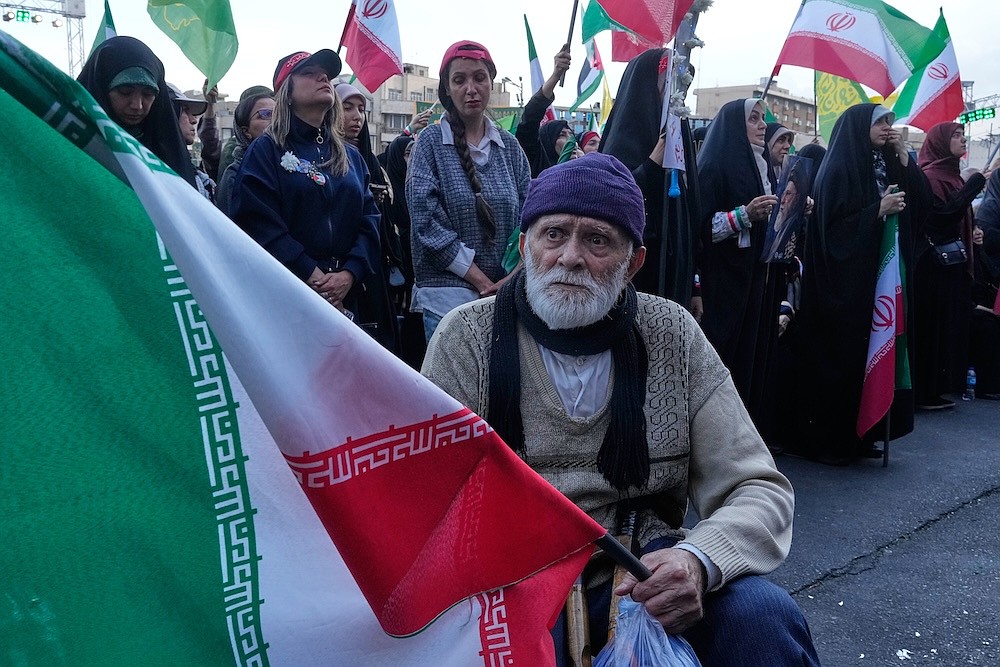 Iran's rial currency hits record low as a shaky ceasefire with the US ...