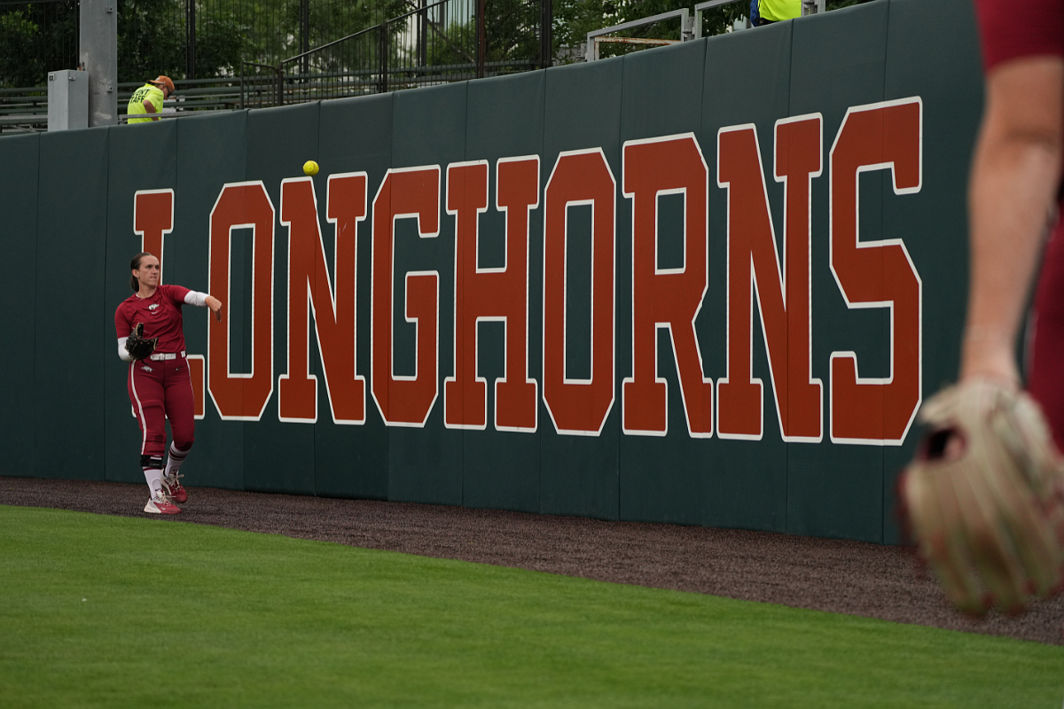 No. 7 Arkansas softball catches 5th inning magic to claim road series at No. 5 Texas