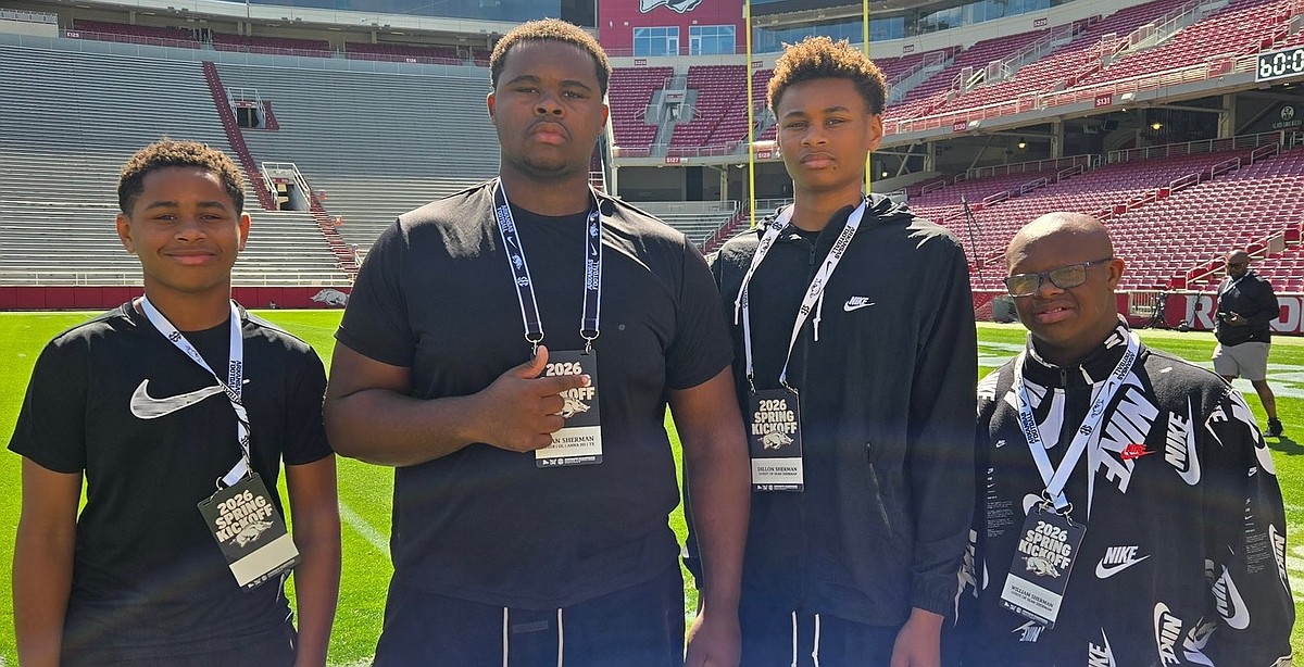'28 Texas offensive lineman sees Arkansas as 'a big family' after visit