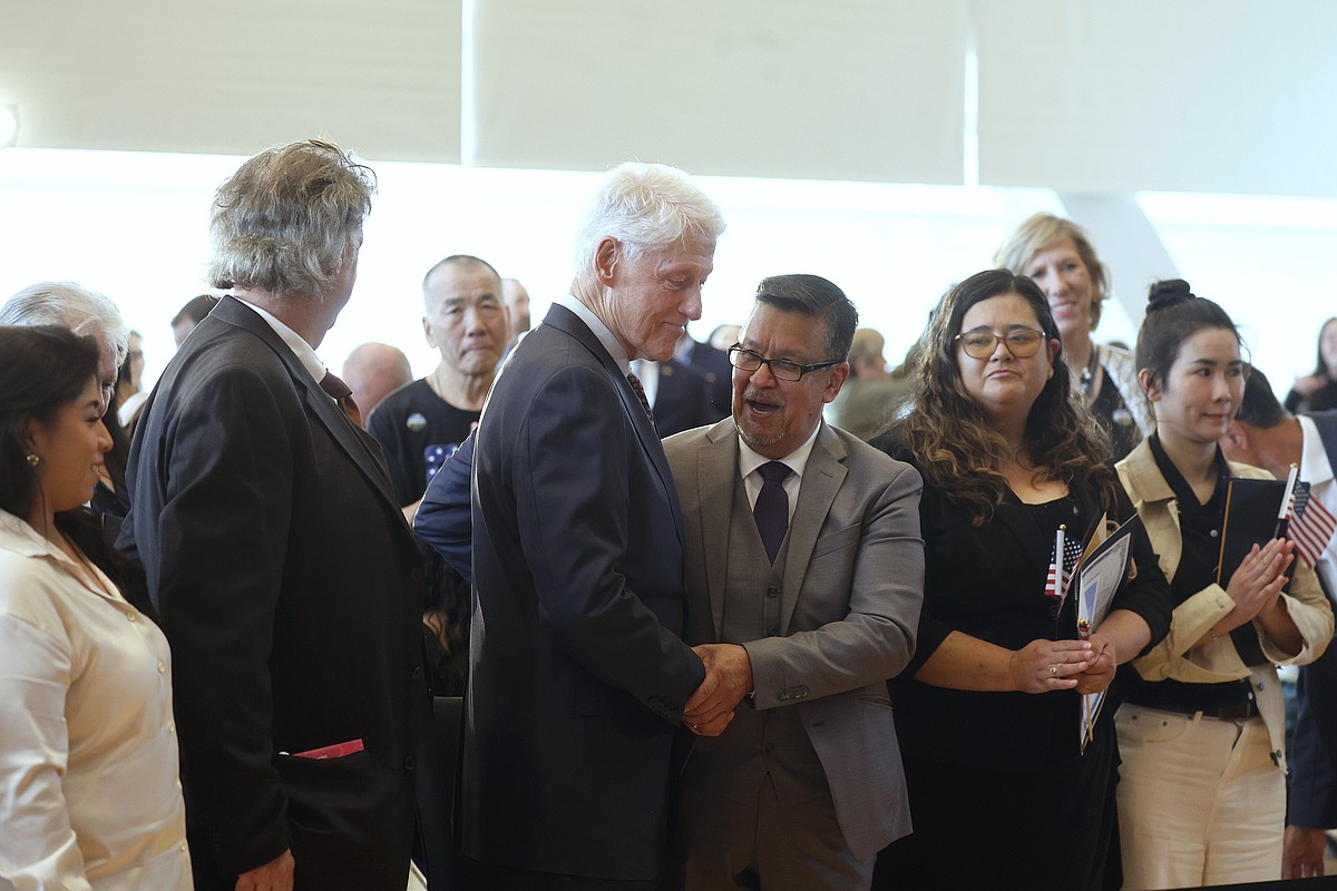 Bill Clinton welcomes 42 new citizens with call to service