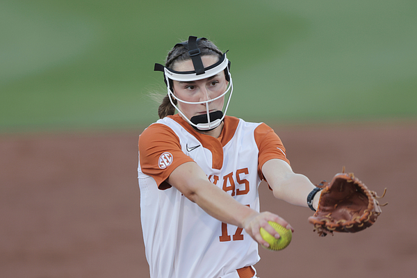 LIVE SCORE UPDATES & ANALYSIS: Arkansas softball at Texas Game 3