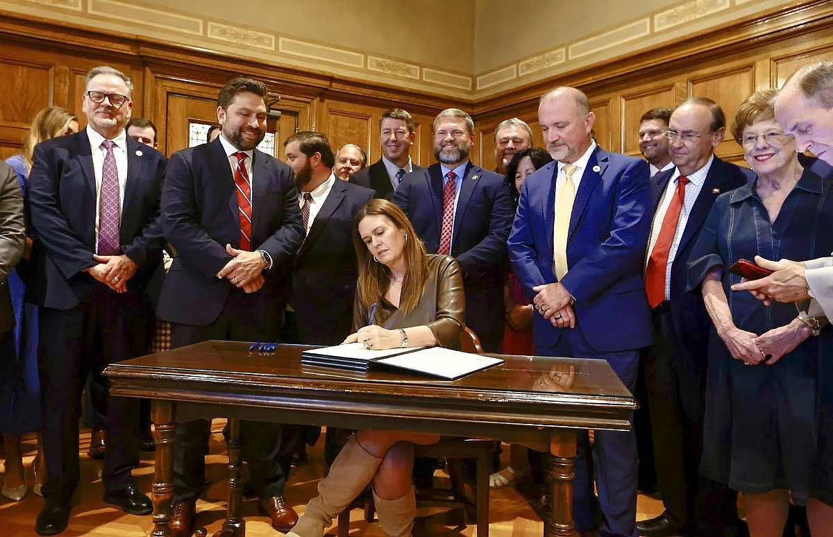Sanders signs bills to cut Arkansas' individual and corporate tax rates