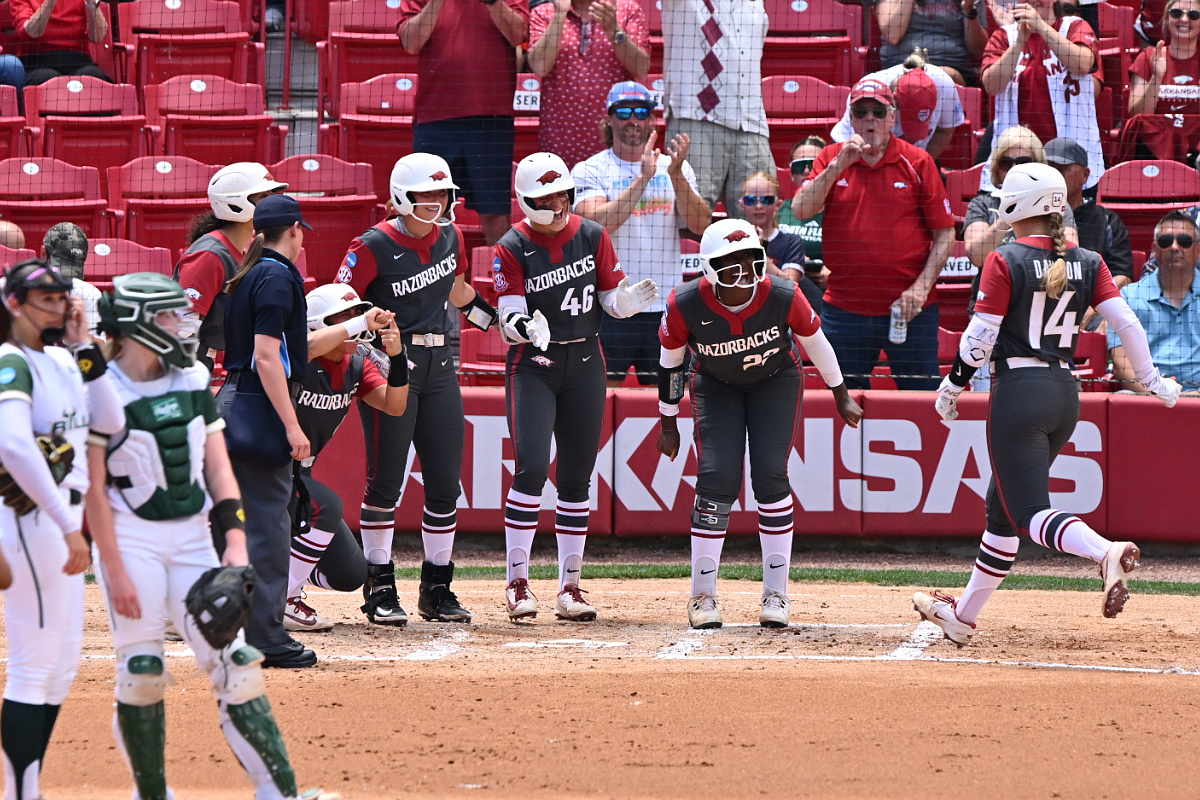 Arkansas softball comes out swinging, blows by South Florida to advance into regional championship