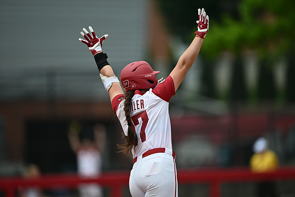 Moving on: Arkansas softball routs South Florida to win Fayetteville Regional