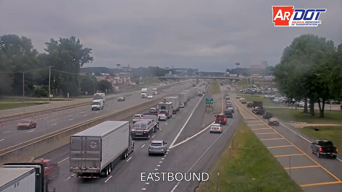 Wreck on Interstate 30 in Bryant blocks right eastbound lane, shoulder