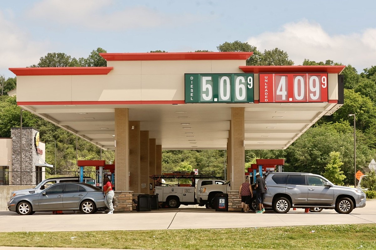 Memorial Day weekend travel hampered by high gas prices, lousy weather