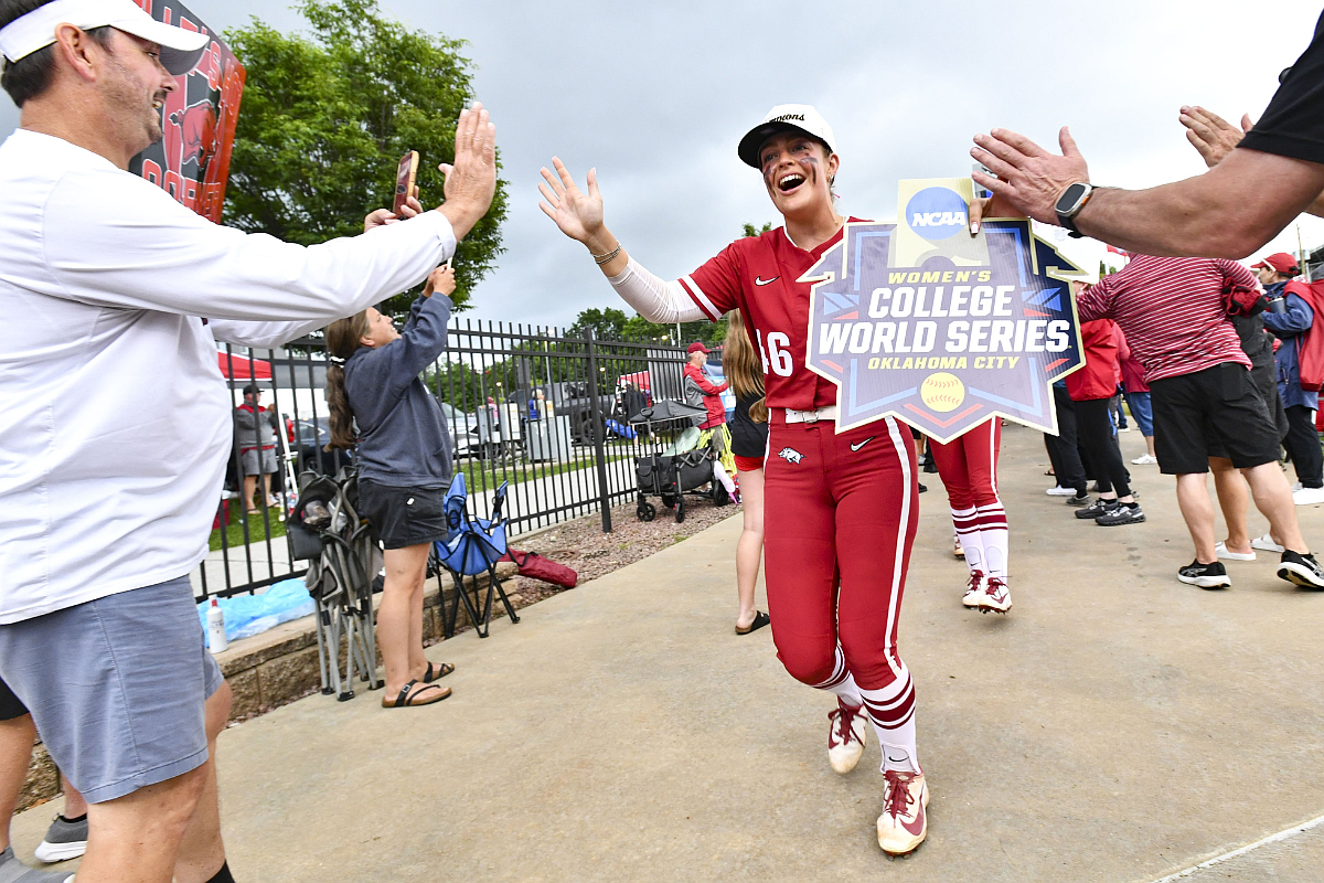 Arkansas softball honors past while celebrating first WCWS berth