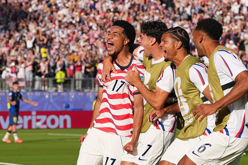 USA advances in World Cup, beats Bosnia-Herzegovina 2-0