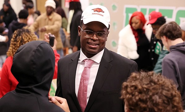 Arkansas freshman Ben Mubenga's adjustment to U.S., football going smoothly