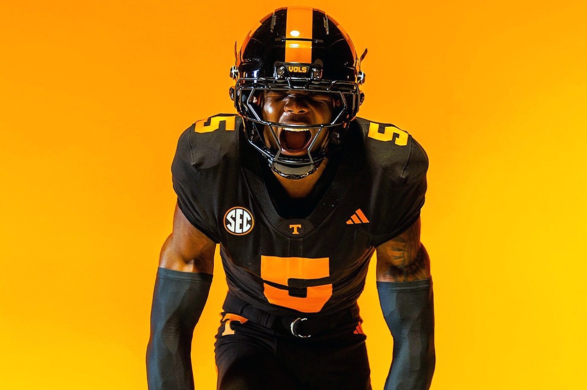 black tennessee football helmet Riddell 9585590349 Volunteers Riddell Replica Mini Speed Style Dark Mode : Sports & Outdoors point chinstrap Tennessee Volunteers Dark Mode Black