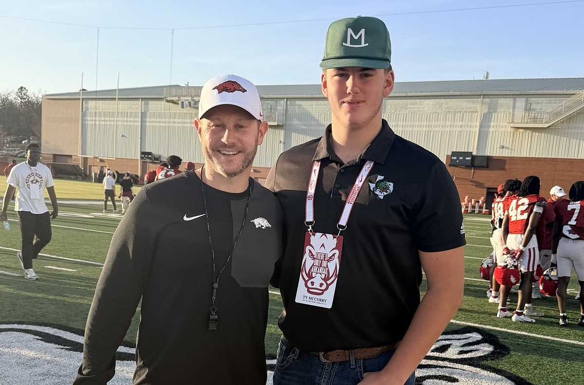 Top'28  offensive line target considering a fourth trip to Fayetteville