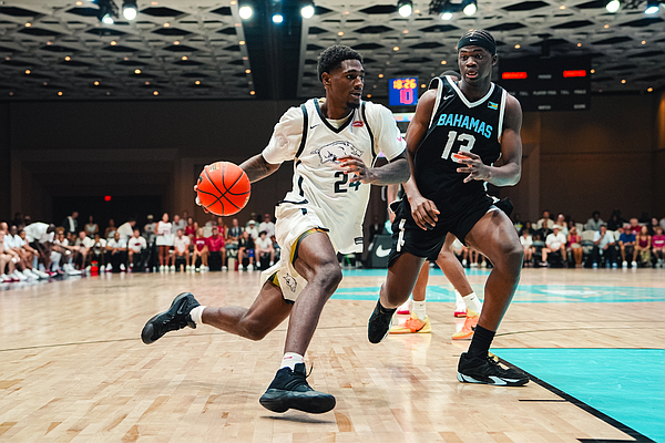 Arkansas 5-Star Freshman Guard Nods at Press Row Amid Yelling