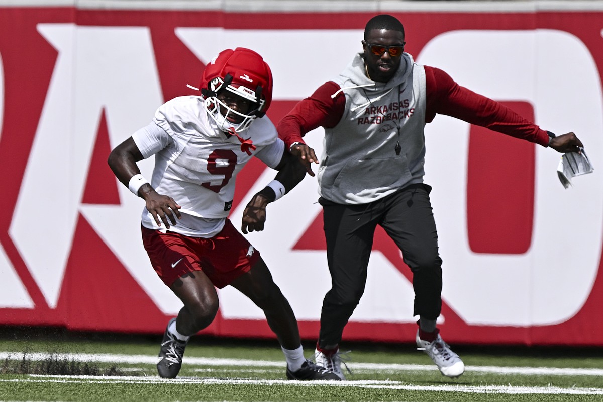 Arkansas receivers coach Larry Smith looking for go-to options among deep, versatile group
