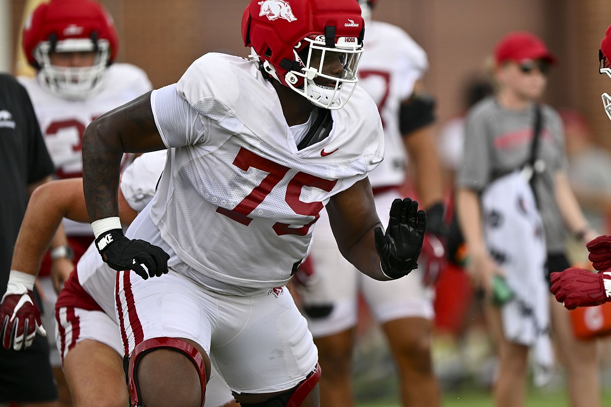 Kavion Broussard, Bryant Williams in position for starting tackle jobs on Arkansas offensive line