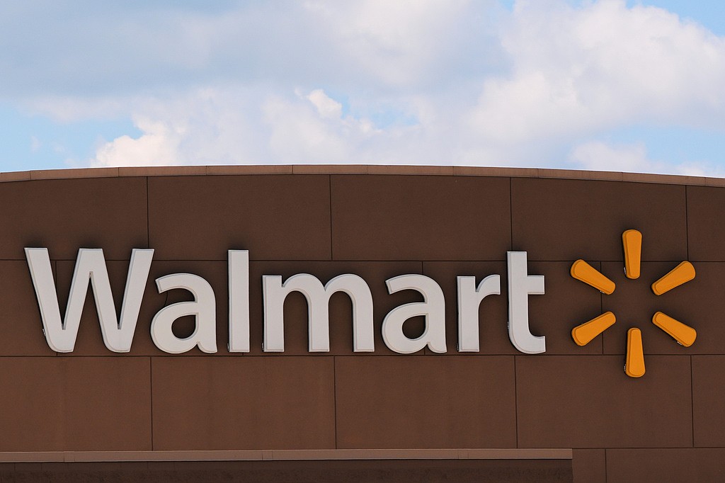 Walmart sees the slowest pace in U.S. comparable sales in 6 years and offers cautious guidance