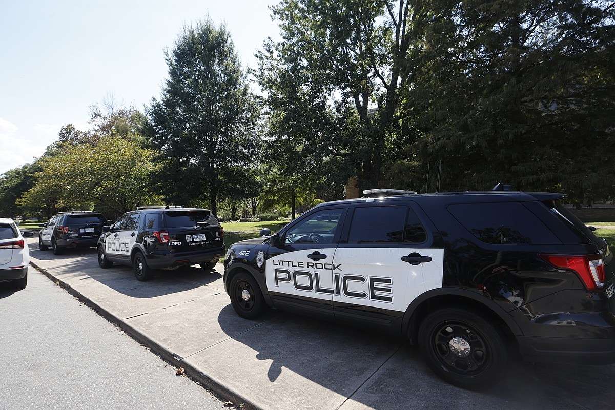 Police again use pepper spray to disperse crowd watching fight at Little Rock Central High , principal says | The Arkansas Democrat - Gazette