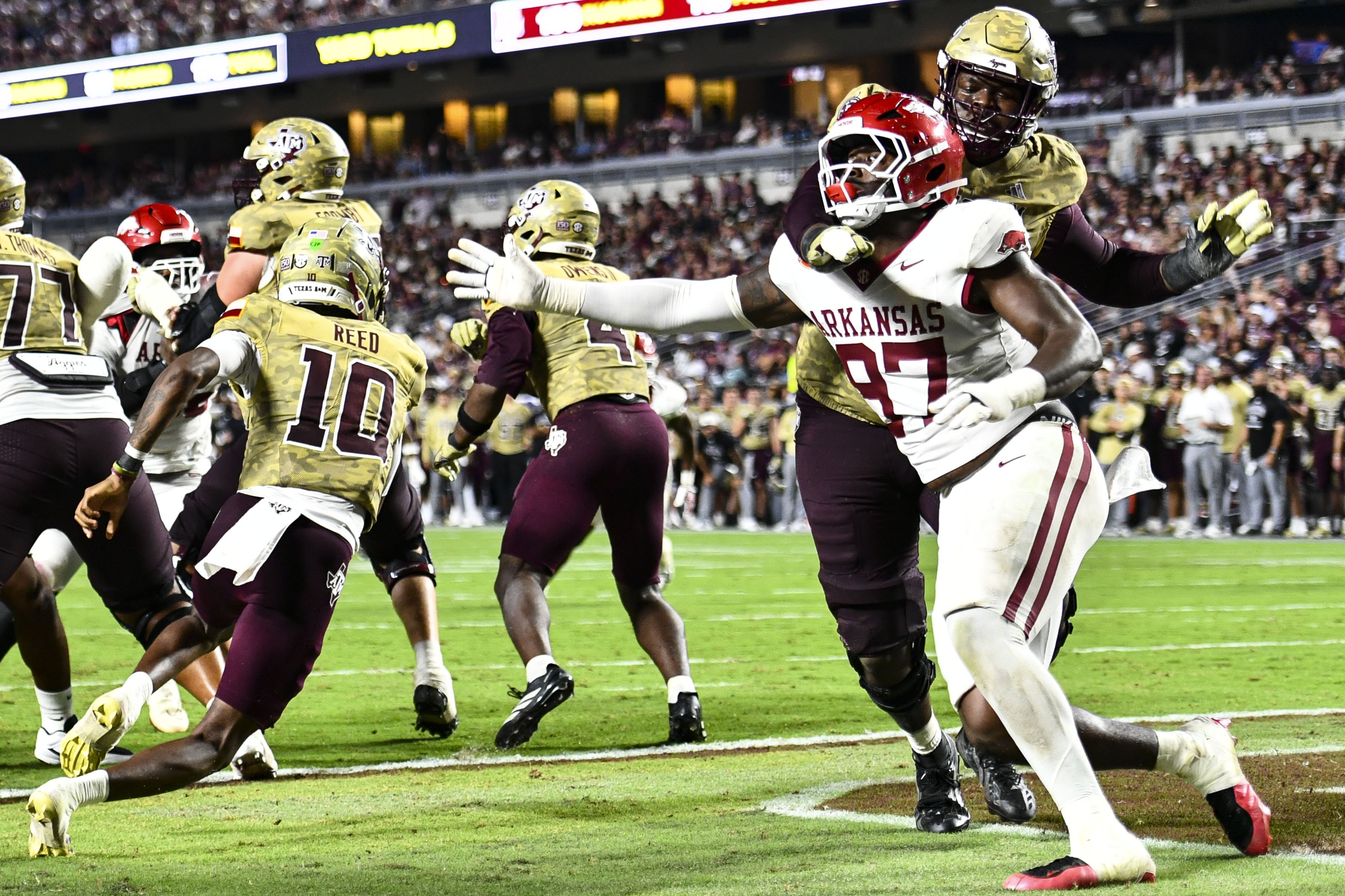 Arkansas defense must shore up gap integrity and perimeter run deficiencies | Whole Hog Sports