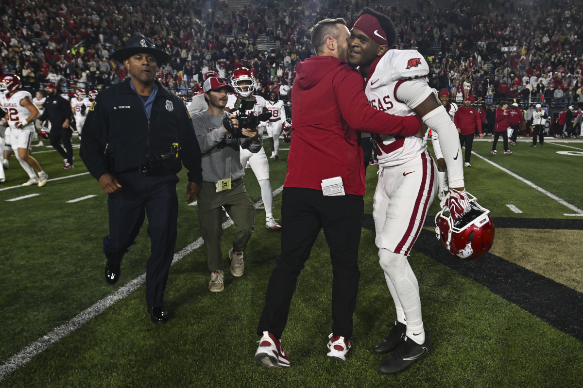 Arkansas football beats Vanderbilt to snap 14-game SEC losing streak ...