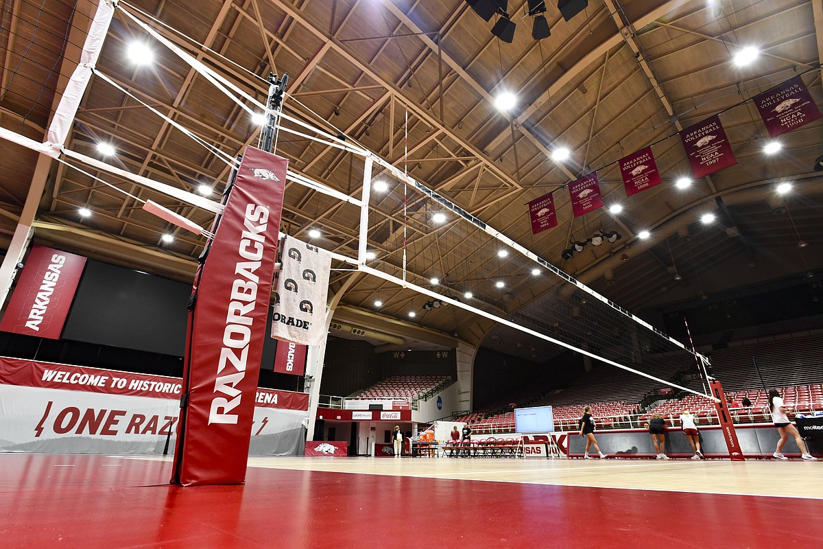 No. 4 Kentucky sweeps Arkansas volleyball to end homestand