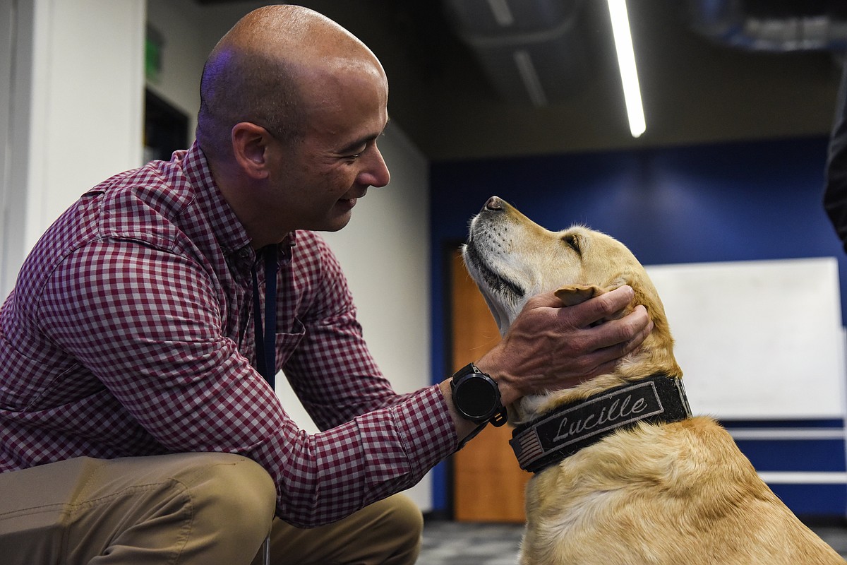 Arkansas State Police evidence dog visits UALR cybersecurity students