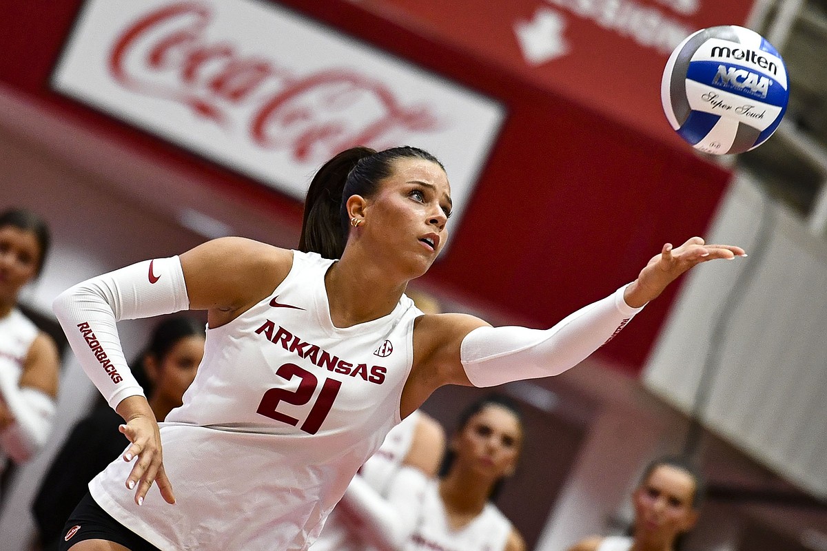 Arkansas volleyball rallies at Alabama for reverse sweep