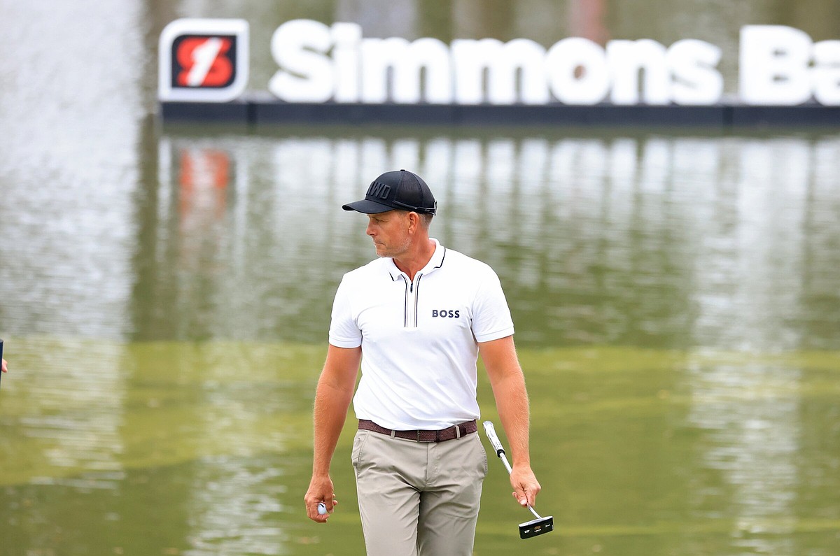 Zach Johnson takes one-shot lead over Henrik Stenson in opening round of Simmons Bank Championship