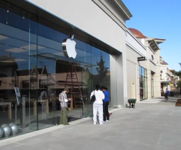 Customers at the Apple Store in Little Rock remembered Steve Jobs as a visionary.