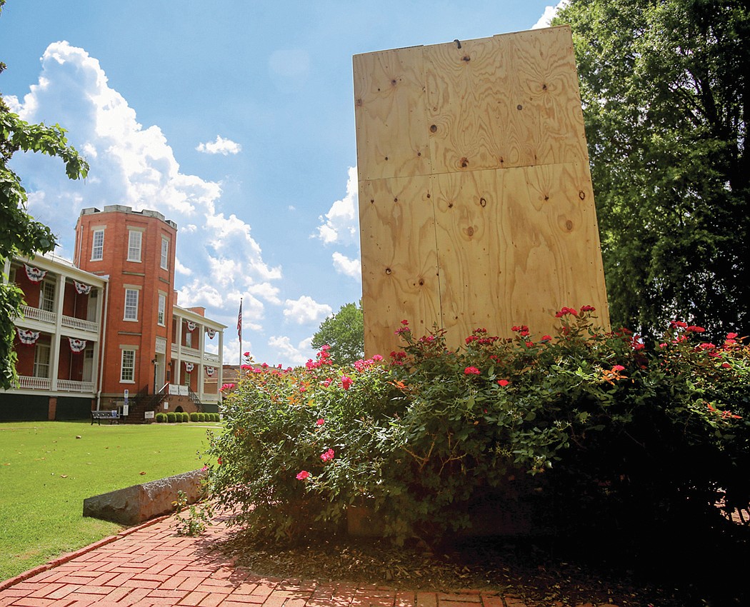 Judge orders Little Rock to seek waiver from state law for removing Confederate statue