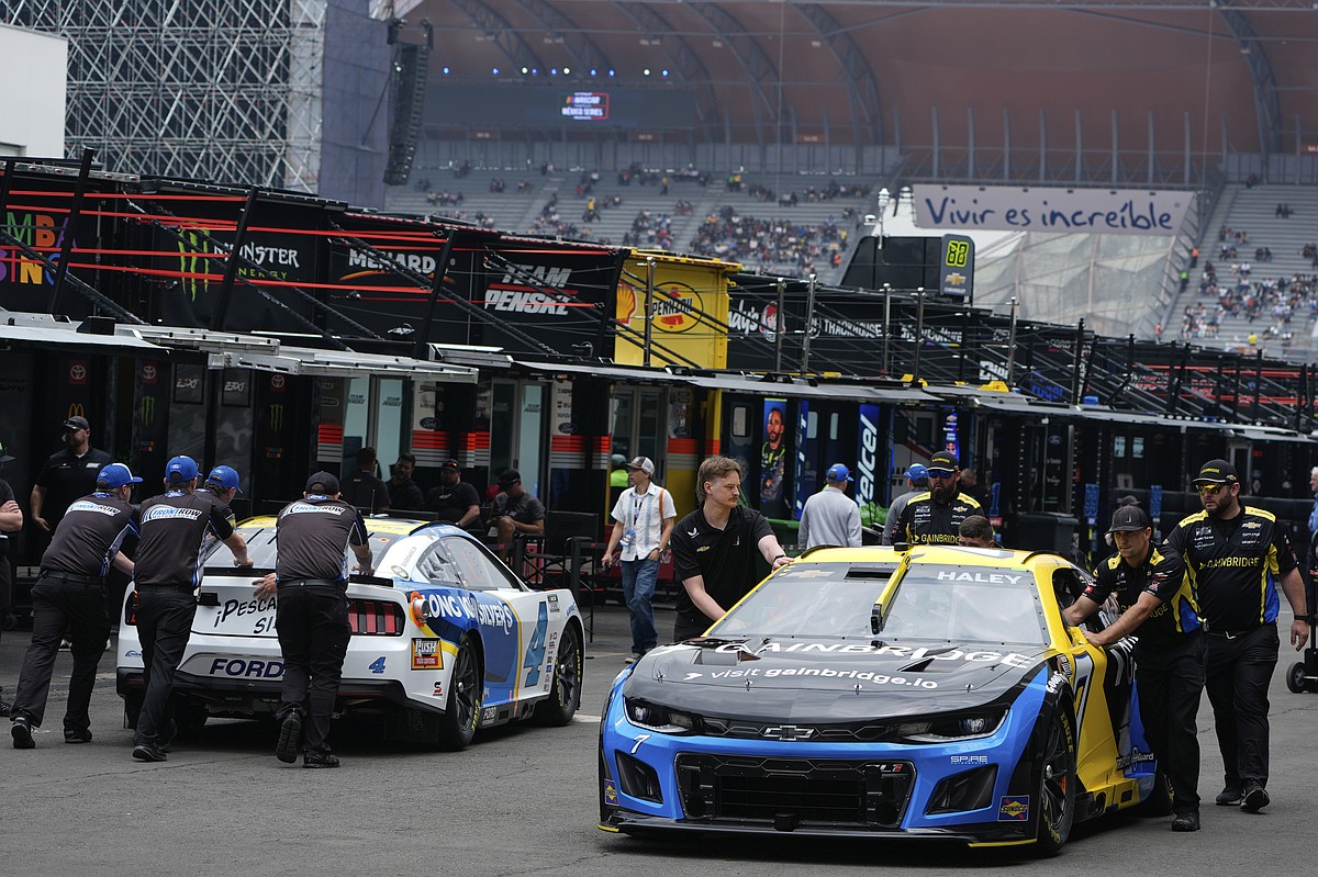 NASCAR has travel trouble on the way to Mexico City