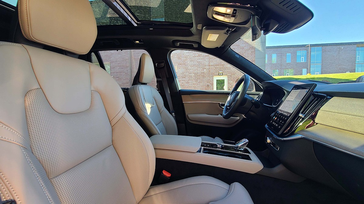 Auto review: Plug-in face-off, Range Rover Sport vs. Volvo XC90 ...