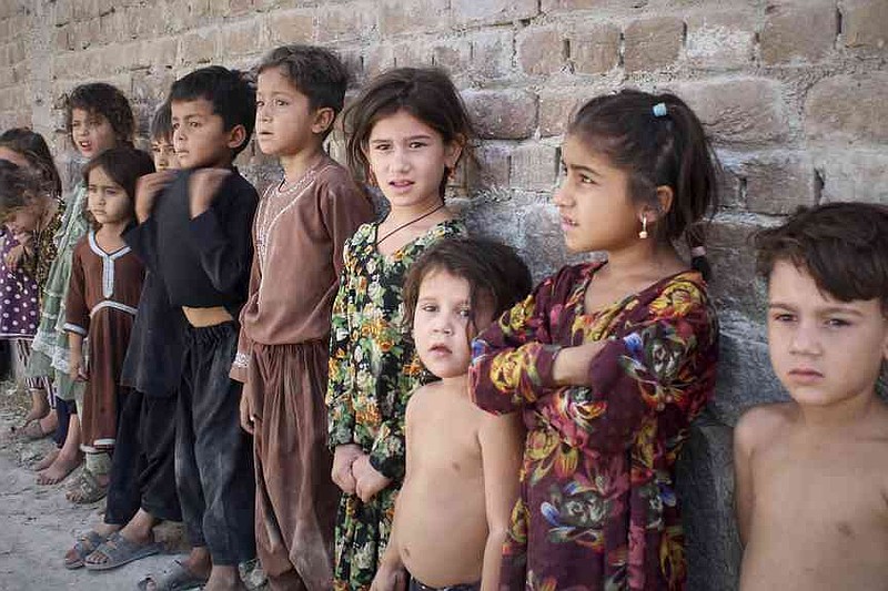 کودکان افغان برای دریافت واکسن فلج اطفال در جلال آباد ، افغانستان ، 26 مه 2025 صبر می کنند. (عکس AP/شفیع الله کاکار)