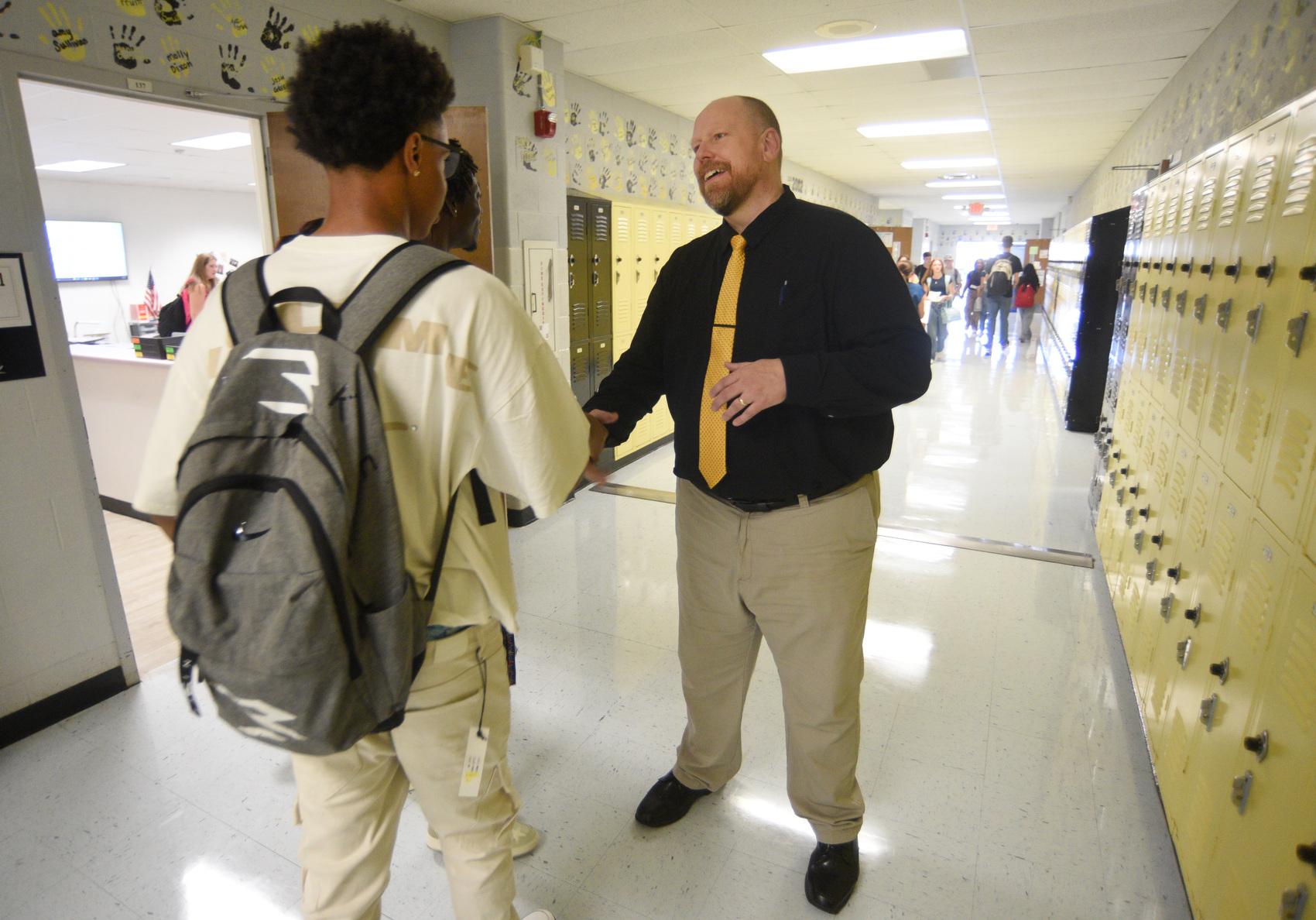 Staff photo by Matt Hamilton / Principal Daniel Lunt introduces himself to students between classes Aug. 6, 2025, the first day of the new school year at Hixson High and in the Hamilton County system.