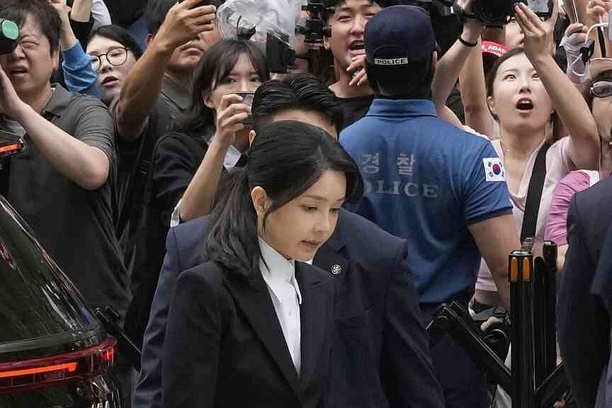 South Korean investigators seek arrest of wife of jailed former president