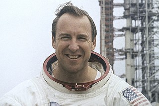 Jim Lovell, astronaut who commanded Apollo 13, dies at 97 | Texarkana  Gazette