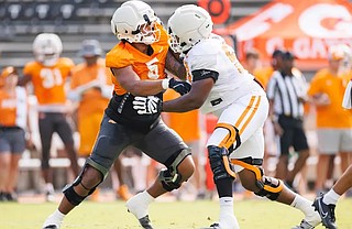 Daevin Vols defensive tackle Daevin Hobbs ‘looking nice’ in new number ...