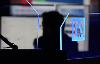 직원 사진 / 2019년 10월 16일 수요일, 테네시 유역 관리공사의 사이버 보안 운영 센터에서 사이버 보안 직원이 근무하고 있다. 미국 최대 공기업이 비용을 절감하면서 2025년 5월부터 9월까지 약 600명의 직원이 자발적 퇴직을 선택했다.